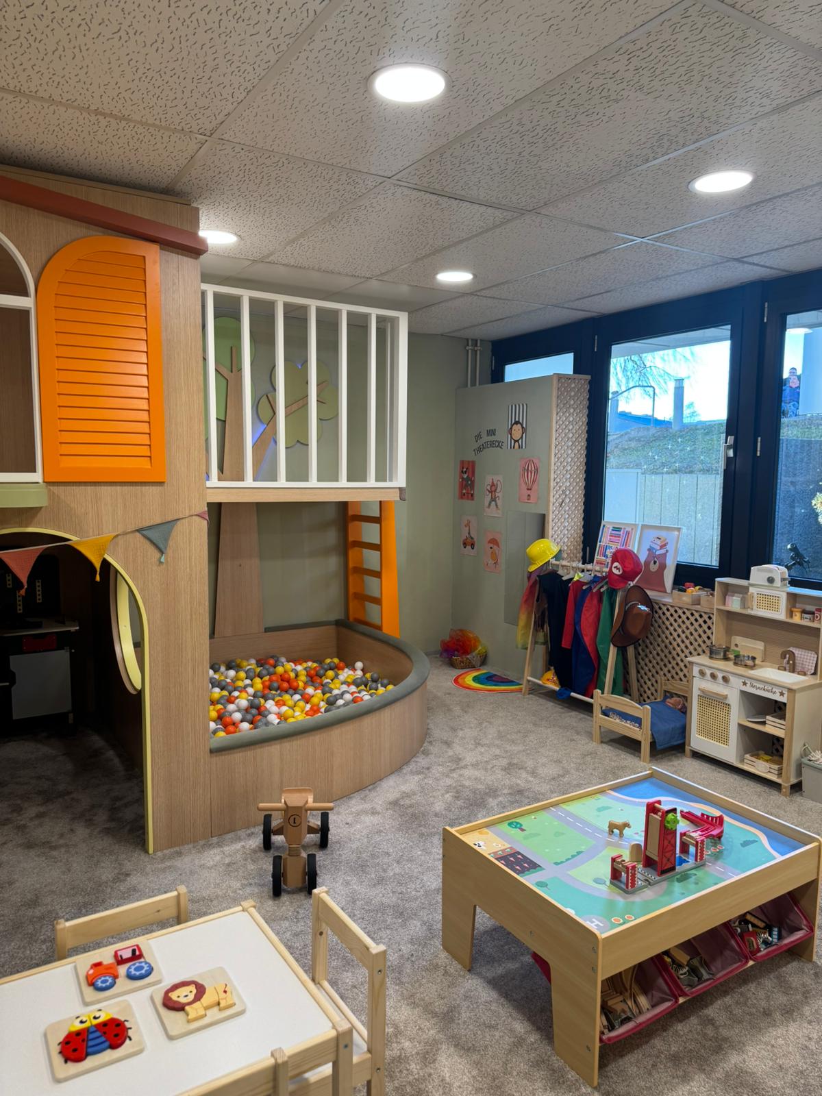 Spielbereich mit verschiedenen Aktivitäten