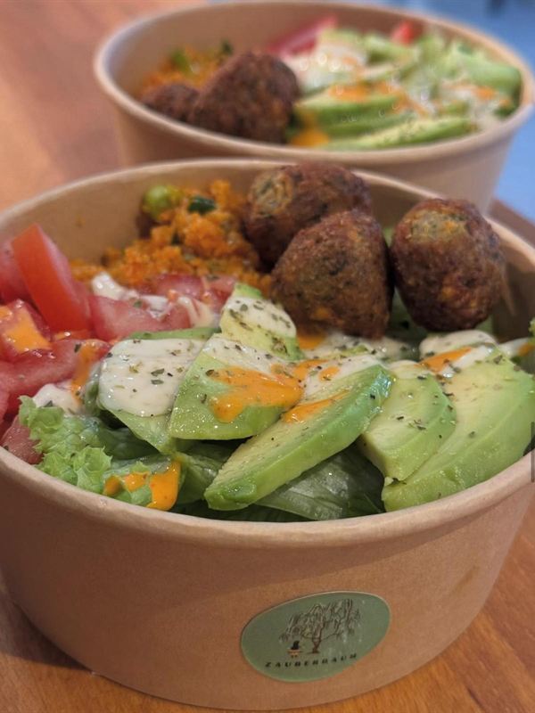 Frische Bowl mit Falafel und Avocado aus dem Café-Bistro Zauberbaum