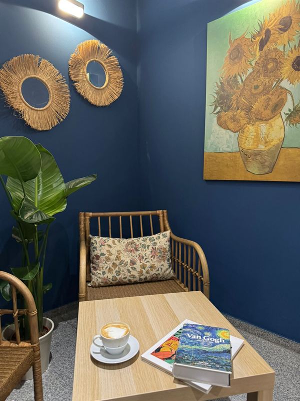 Gemütliche Kaffeeecke mit Sessel und Kaffee im Café Zauberbaum in Eningen unter Achalm