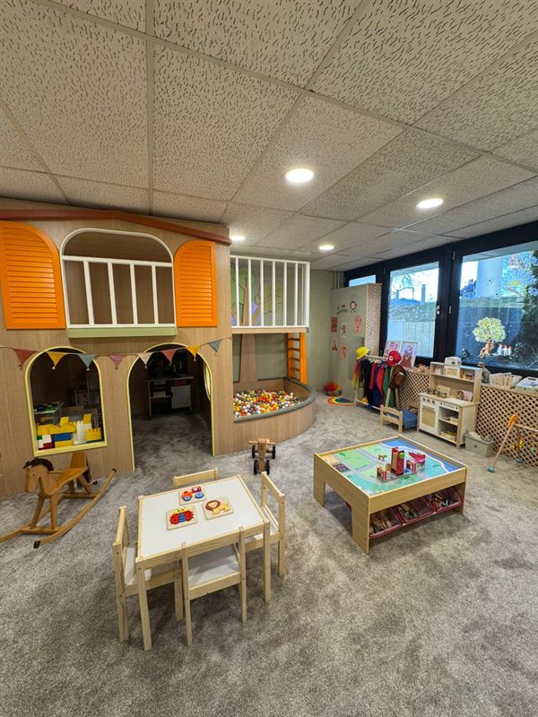 Kinder-Spielecke mit Spielhaus und Kindertisch im Familiencafé Zauberbaum in Eningen unter Achalm