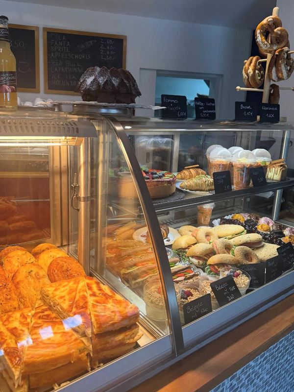 Theke mit frischem Gebäck im Café Zauberbaum in Eningen unter Achalm