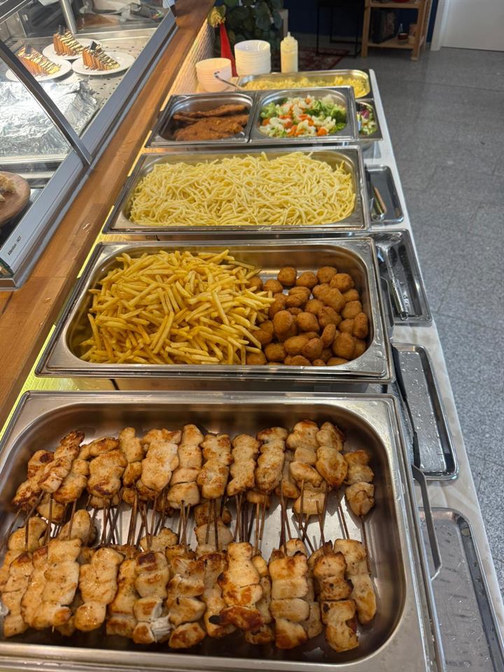 Warmes Buffet mit Hähnchenspießen, Nudeln und Beilagen im Bistro Zauberbaum