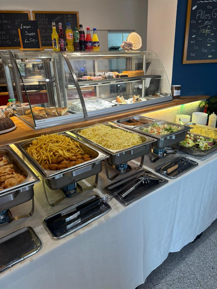 Warmes Buffet mit frisch zubereiteten Speisen im Café-Bistro Zauberbaum in Eningen