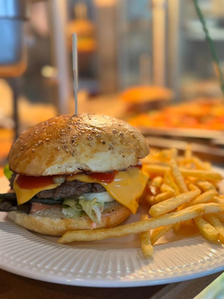 Cheeseburger mit Pommes im Familiencafé und Bistro Zauberbaum in Eningen unter Achalm