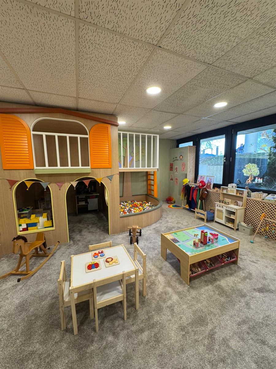 Indoor-Spielbereich mit Spielhaus, Bällebad und Kindertisch im Familiencafé Zauberbaum in Eningen unter Achalm