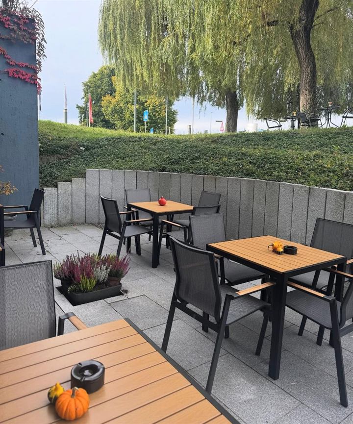 Sitzplätze auf der Terrasse des Familiencafés Zauberbaum in Eningen unter Achalm