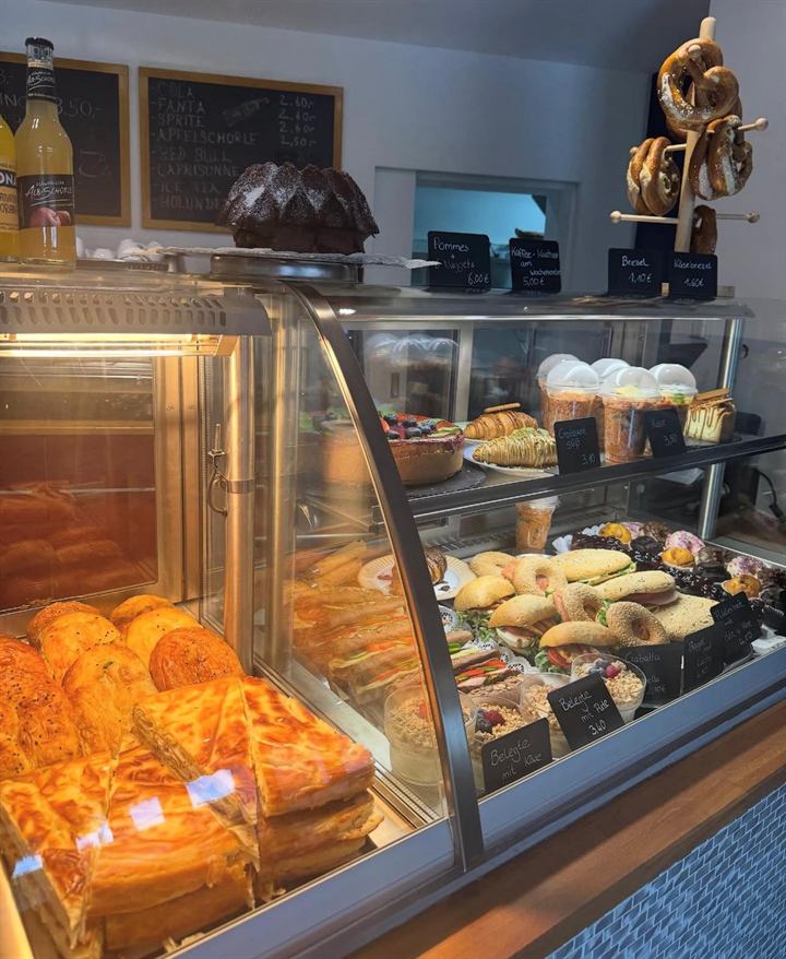 Theke mit frischem Gebäck im Café Zauberbaum in Eningen unter Achalm